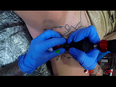 ❤️ Extreem getatoeëerde hottie Sully Savage kreeg een tatoeage op haar clitoris ❤️❌ Homemade porno at us ❌